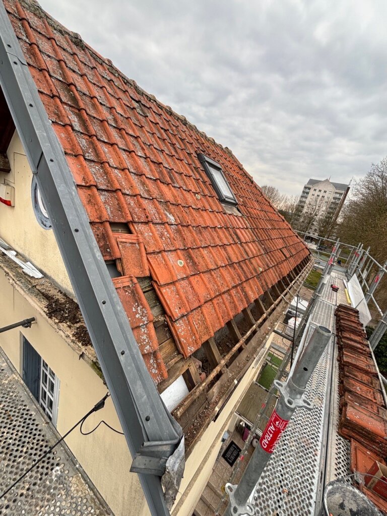 Vue toiture rénovée en tuiles Volnay grand moule avec Velux – Grand-Quevilly (Seine-Maritime)