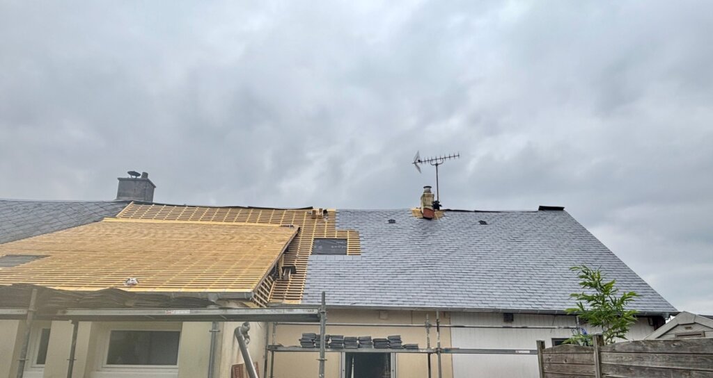 Motif décoratif en zinc (trèfle) sur toiture ardoise – finition artisanale Nolan Couverture La Remuée
