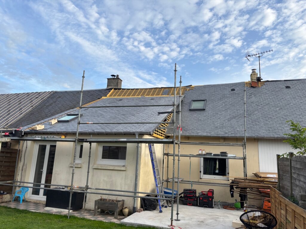 Toiture ardoise naturelle avec Velux terminée – rénovation couverture La Remuée, Seine-Maritime