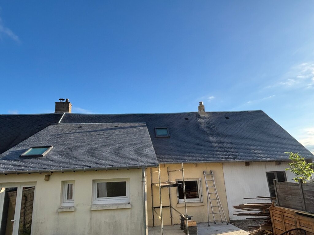Vue finale toiture rénovée en ardoise Foncagrada et fenêtre de toit – La Remuée (76)