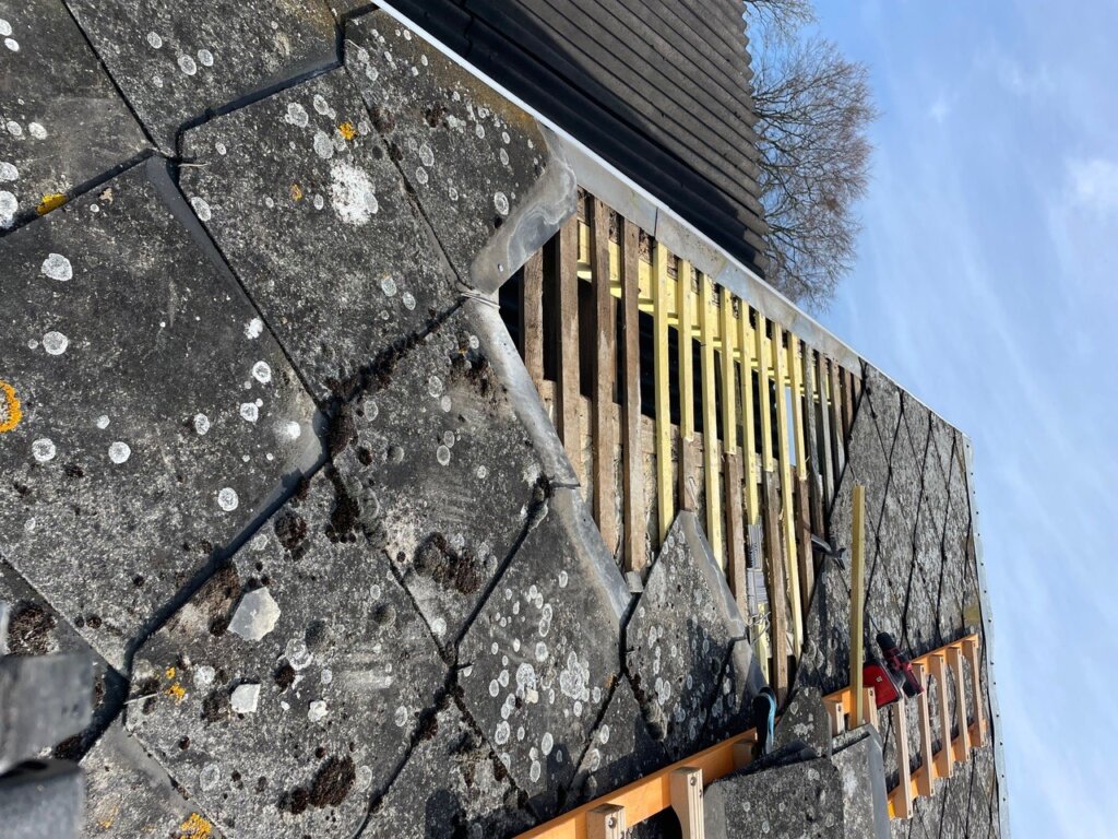 Réparation ardoises losangées 40×40 fibre-ciment après sinistre – couvreur Nolan Couverture Bréauté