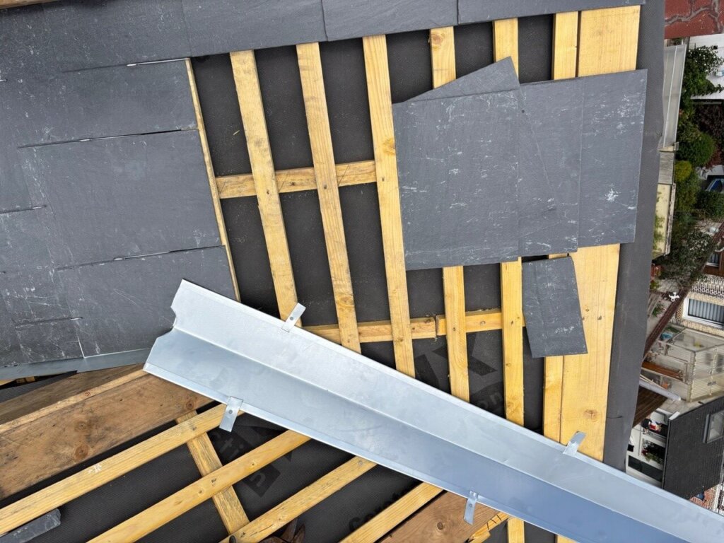 Raccordement cheminée en zinc naturel et bande porte-solin – chantier ardoise Petit-Quevilly