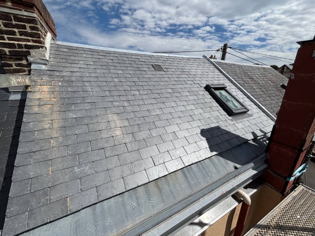 Vue d'ensemble toiture rénovée en ardoise naturelle Foncagrada à Petit-Quevilly – Nolan Couverture