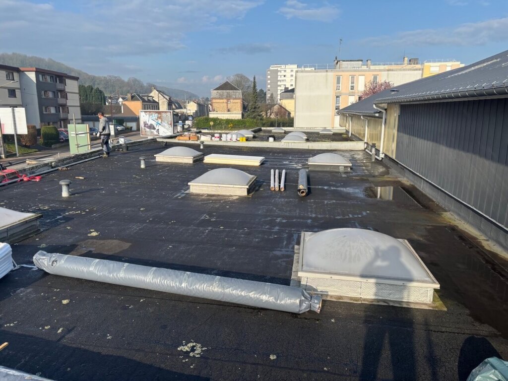 Dépose ancienne étanchéité bitumineuse – chantier toiture plate à Fécamp (Seine-Maritime)