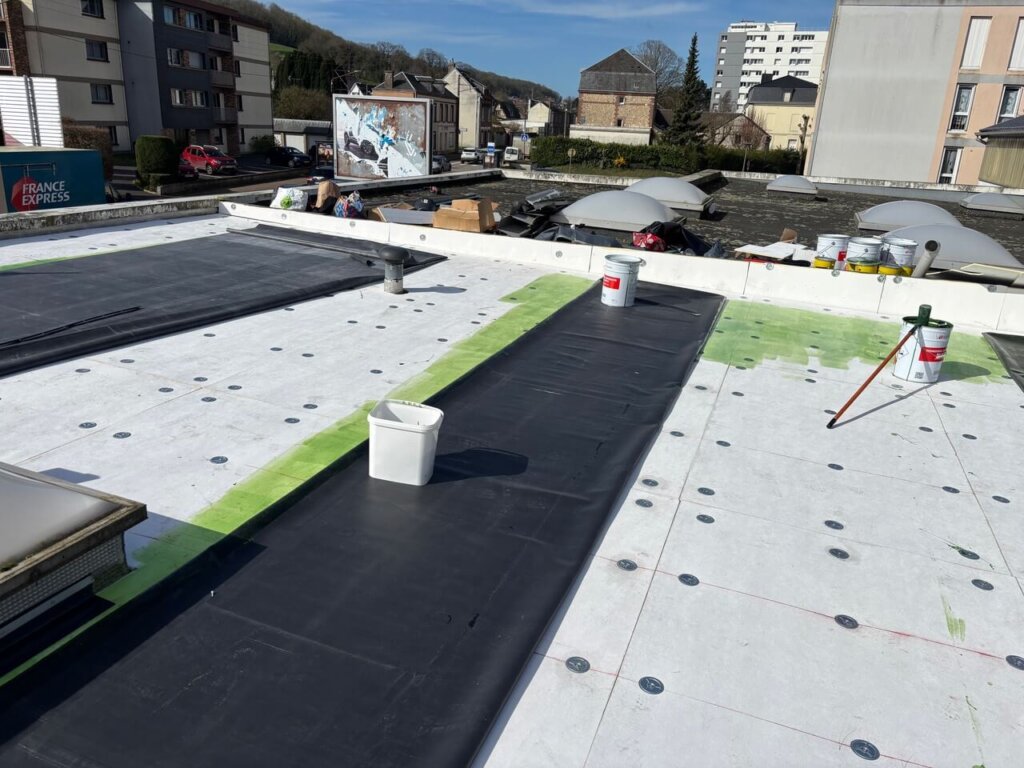 Toiture plate étanchée en membrane EPDM double couche – réalisation Nolan Couverture à Fécamp