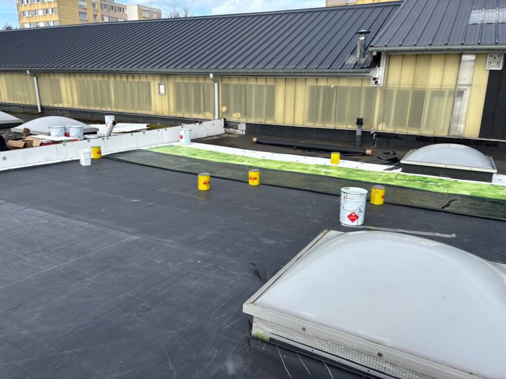 Pose membrane EPDM en cours sur toiture plate industrielle – couvreur Nolan Couverture Fécamp