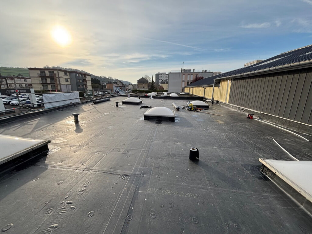 Étanchéité EPDM terminée – toiture plate résistante aux intempéries à Fécamp, Seine-Maritime