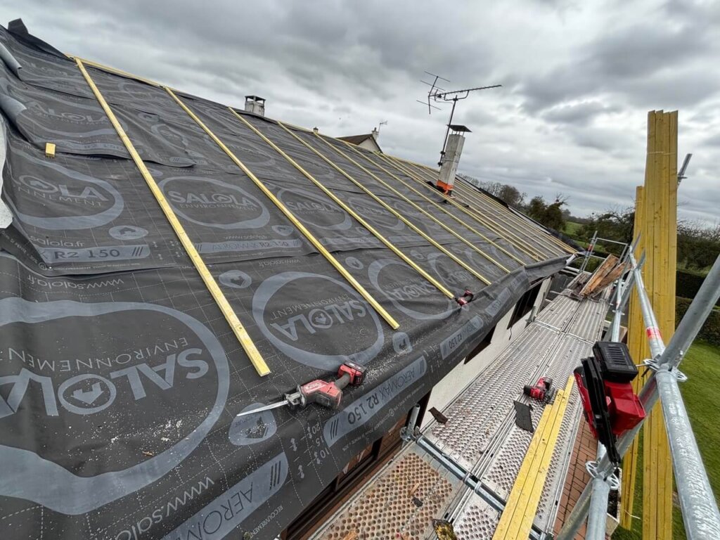 Vue d'ensemble toiture tuiles Volnay terminée – chantier Nolan Couverture Beuzevillette (76)