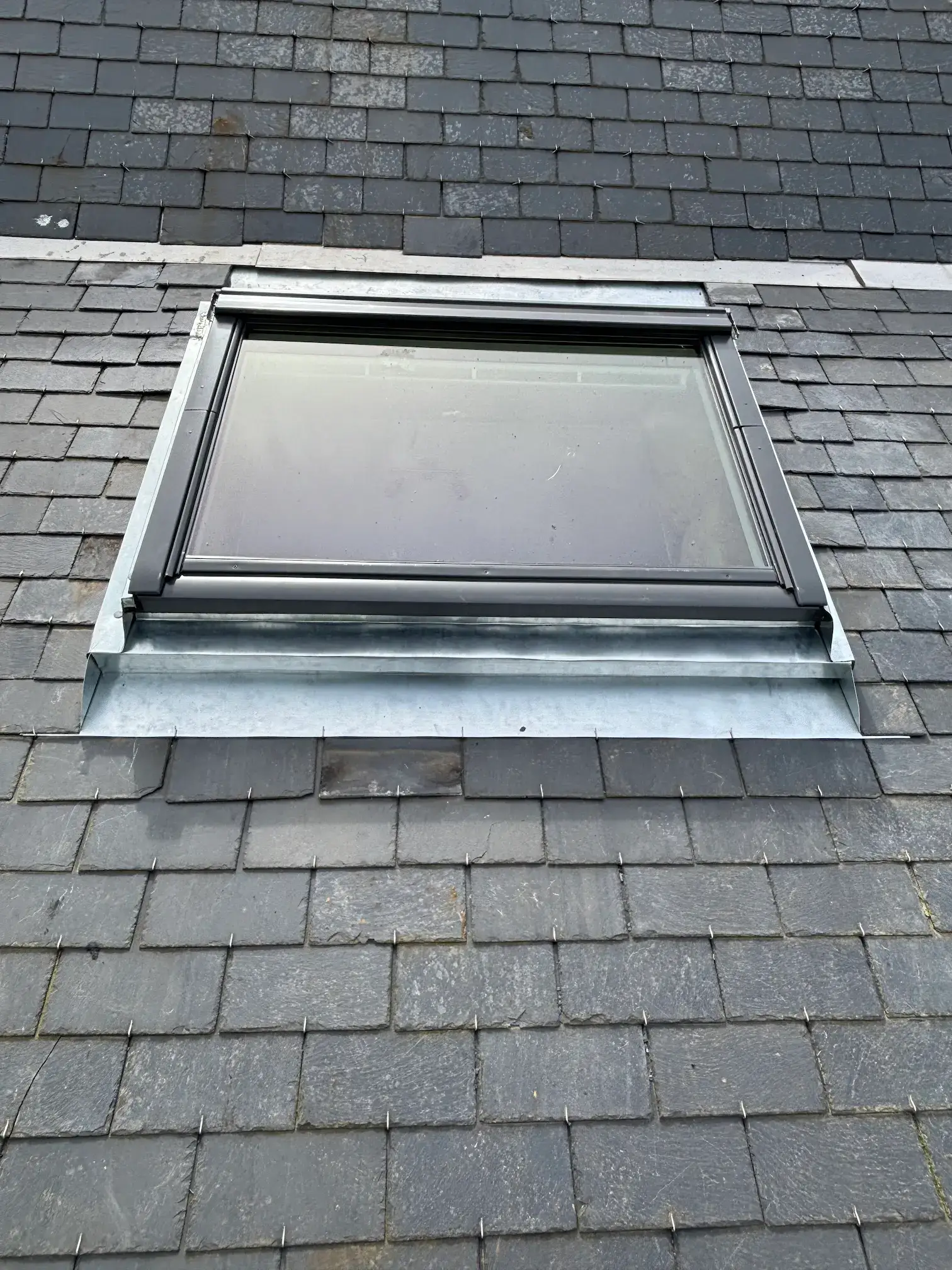 Velux posé avec raccord en zinc sur toiture ardoise à Auberville-la-Campagne