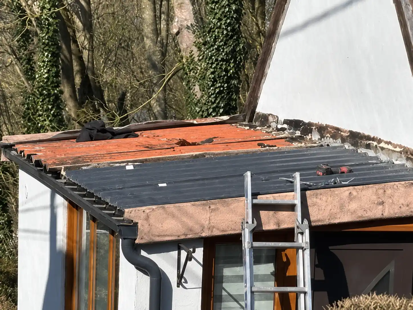 Reprise de couverture sur agrandissement de maison avec bac acier isolé