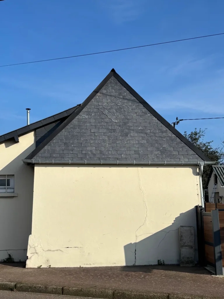 Pose d’ardoises naturelles 32x22 sur toiture en Seine-Maritime
