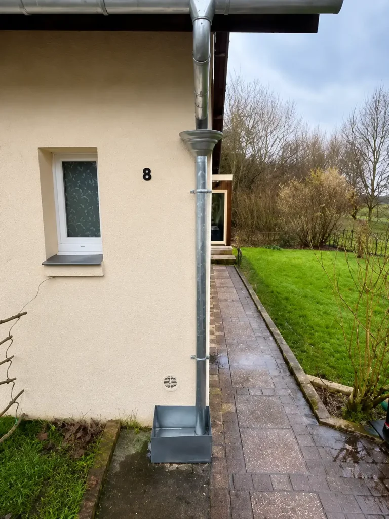 Création d’une vasque en zinc sur mesure pour descente d’eau pluviale