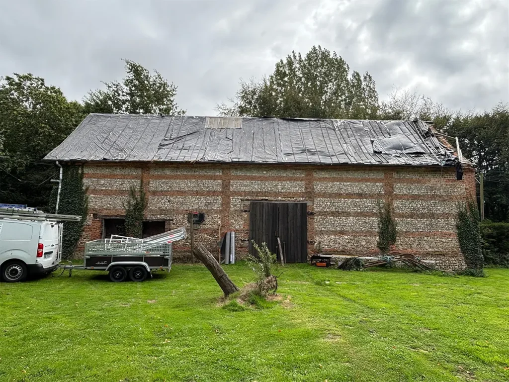 Ancienne toiture protégée avant rénovation complète en ardoise naturelle à Yébleron