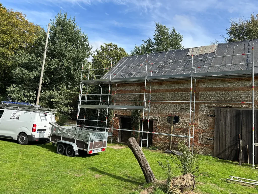Chantier de rénovation de toiture en ardoise naturelle avec échafaudage à Yébleron