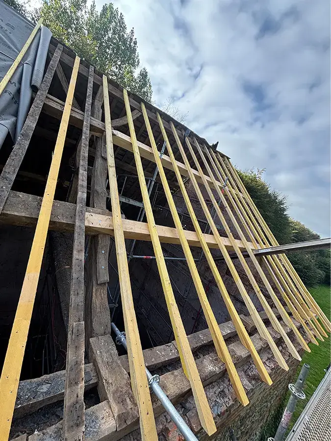 Contre-lattage en bois sur toiture avant pose d’ardoises naturelles