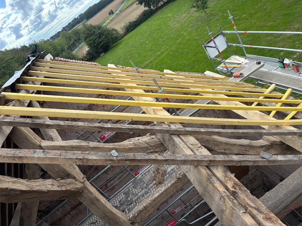 Préparation du support de toiture avant pose d’ardoises naturelles à Yébleron