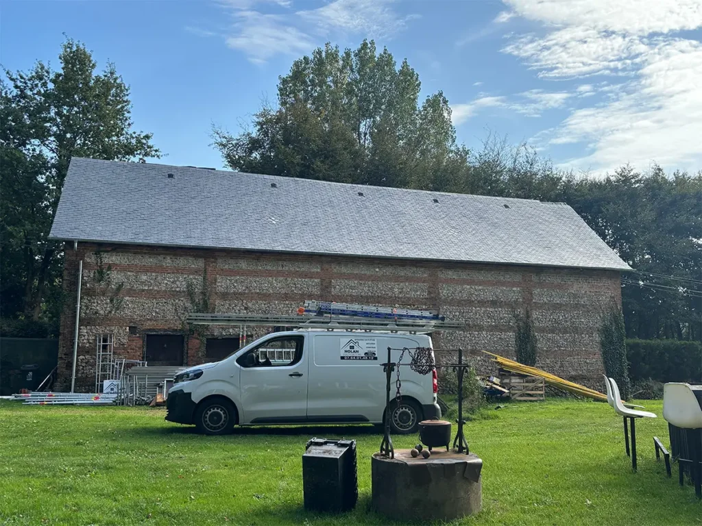 Couverture en ardoise naturelle avec ventilation de toiture à Yébleron