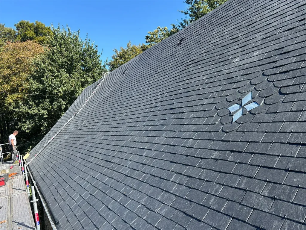 Rénovation de toiture en ardoise naturelle avec motif décoratif à Yébleron