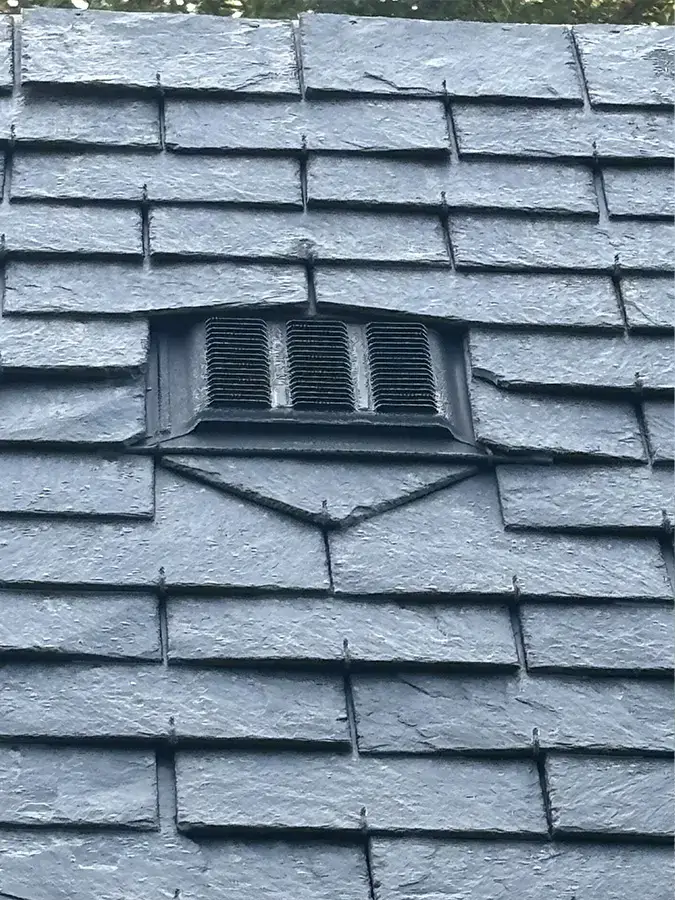 Accessoire de ventilation Ardovent intégré sur une toiture en ardoise naturelle à Yébleron